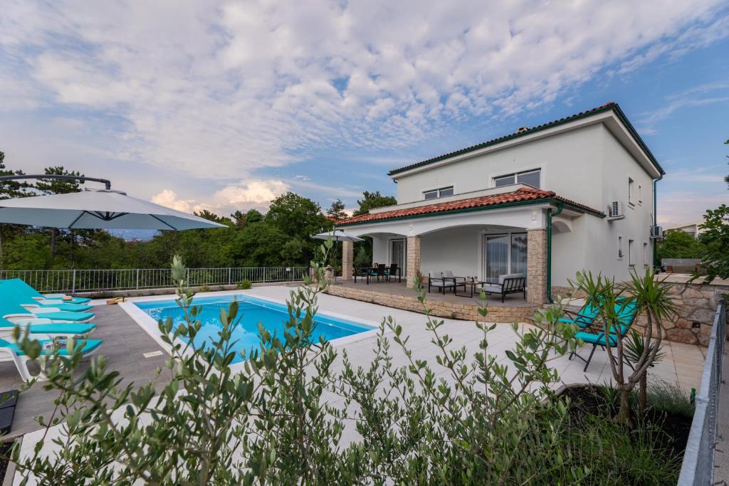 a villa with a swimming pool and a house at Villa Gloria in Šilo
