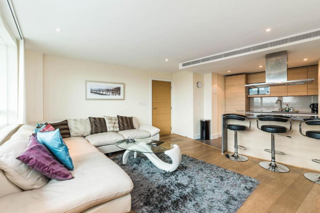 uma sala de estar com um sofá e uma mesa em Luxury modern 2BD flat in centre em Londres