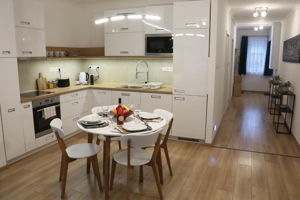 Piroska Bartók téri Apartman 01 3300 Eger, Bartók Béla tér 12 fsz 1. kép - 1