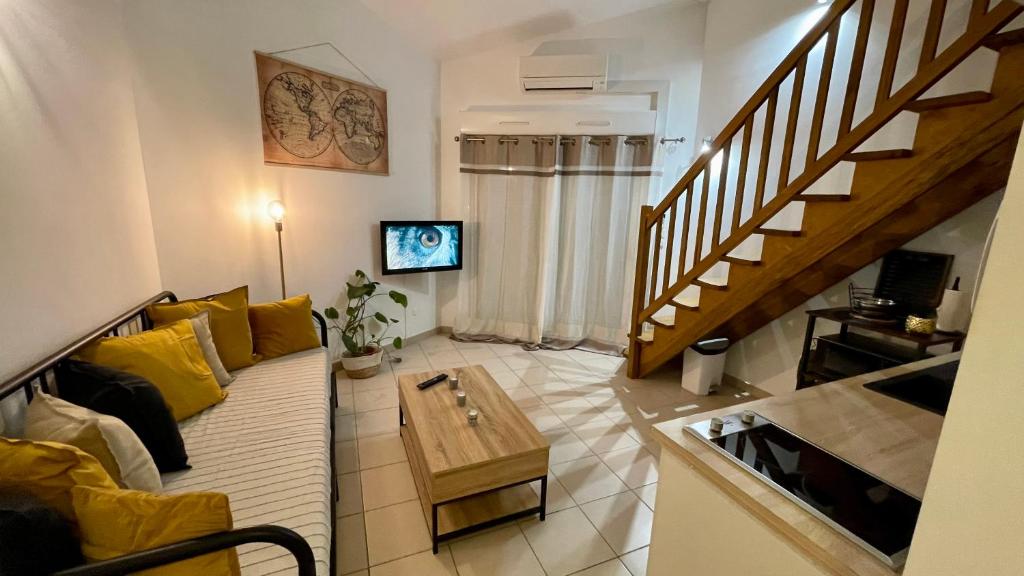 ADDIS 2 في صالون دو بروفانس: غرفة معيشة مع أريكة وطاولة