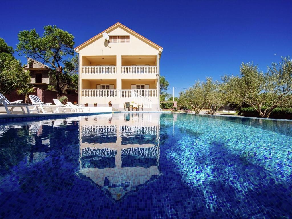 Spacious holiday home with private infinity pool, superb garden, terrace, BBQ,