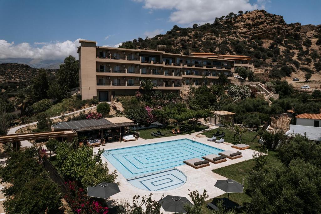 een luchtzicht op een hotel met een zwembad bij The Maxine Hotel Adults Only in Agia Galini