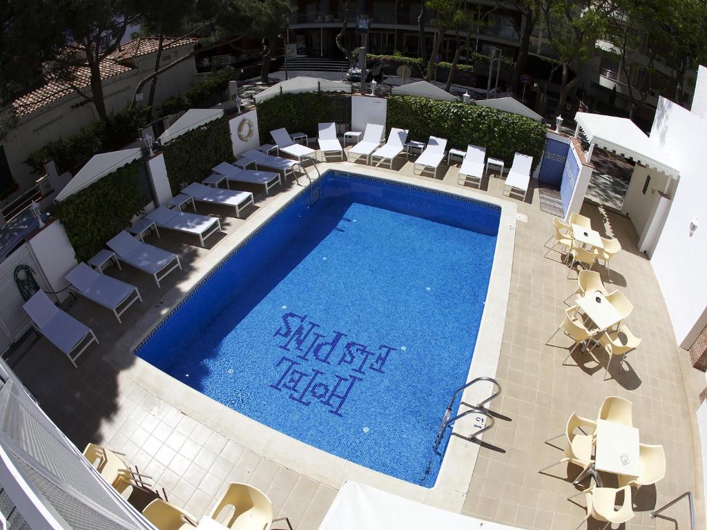 Bazén v ubytování Hotel Els Pins nebo v jeho okolí