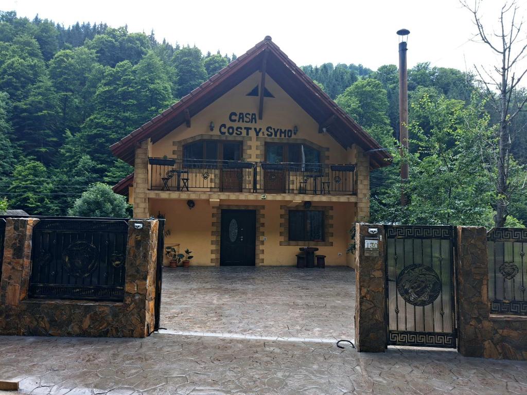 un edificio con una puerta delante de él en Casa costy&symo, en Ciungetu