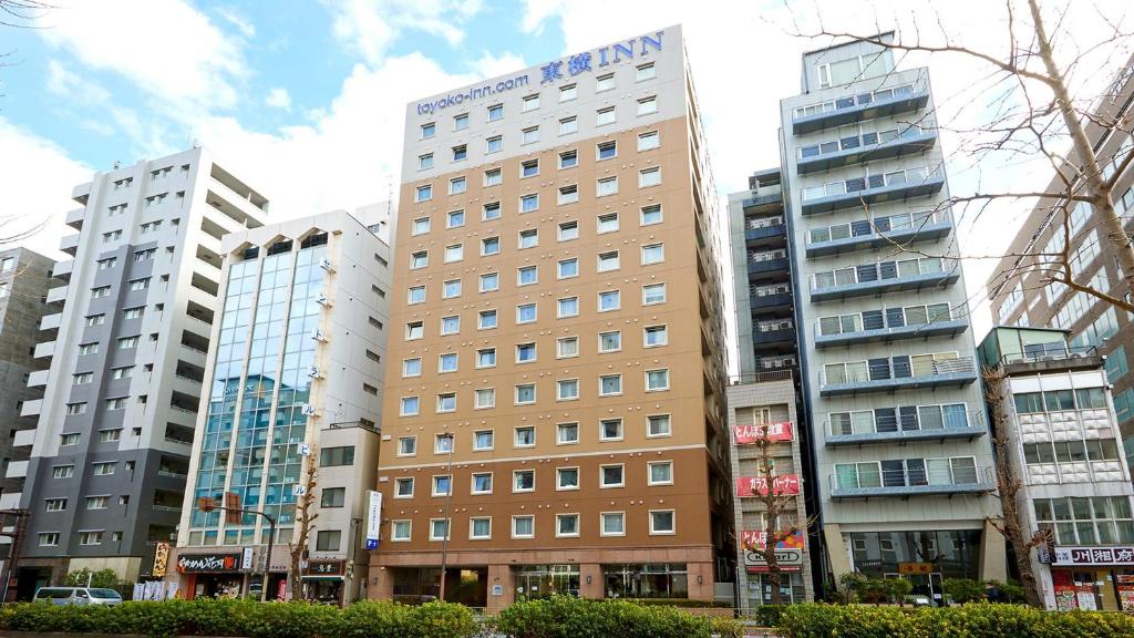 東京的住宿－Toyoko Inn Tokyo Akiba Asakusabashi-eki Higashi-guchi，城市中一群高大的建筑