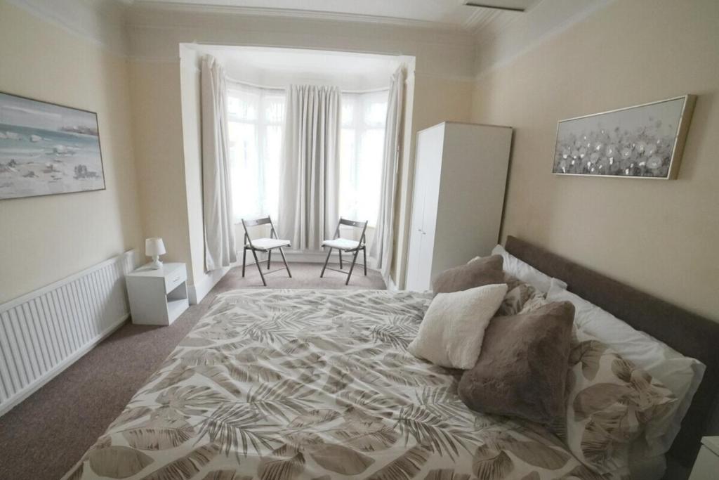 um quarto com uma cama grande num quarto em SILVERDALE HOUSE em Southend-on-Sea