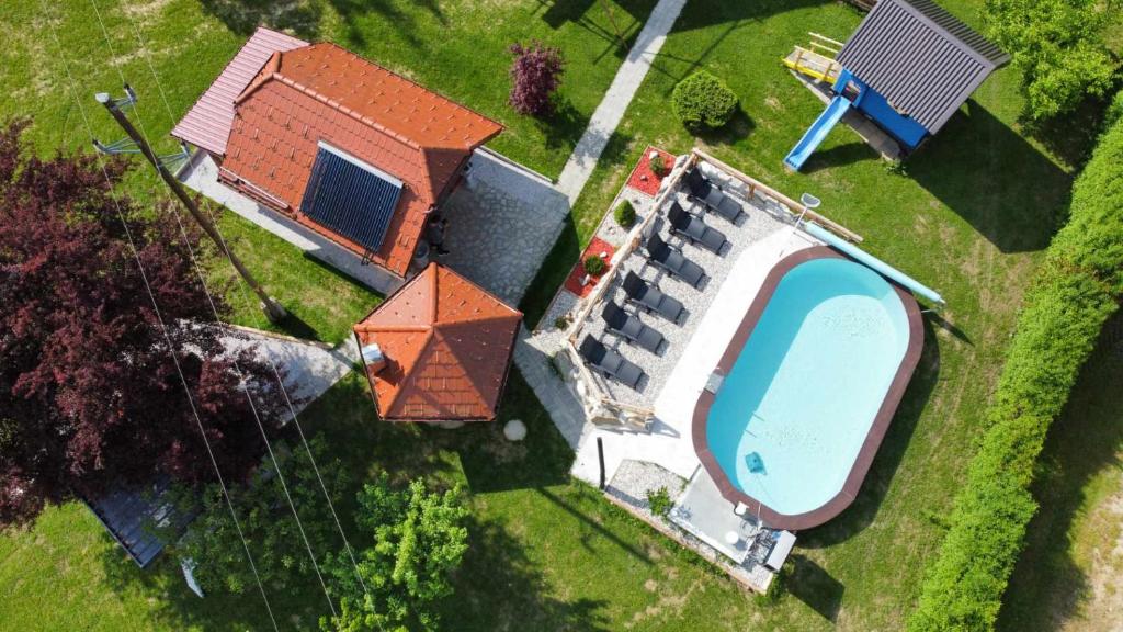 een uitzicht op een huis met een zwembad bij GREEN LAND Family Fun Sport Resort in Šmarje pri Jelšah