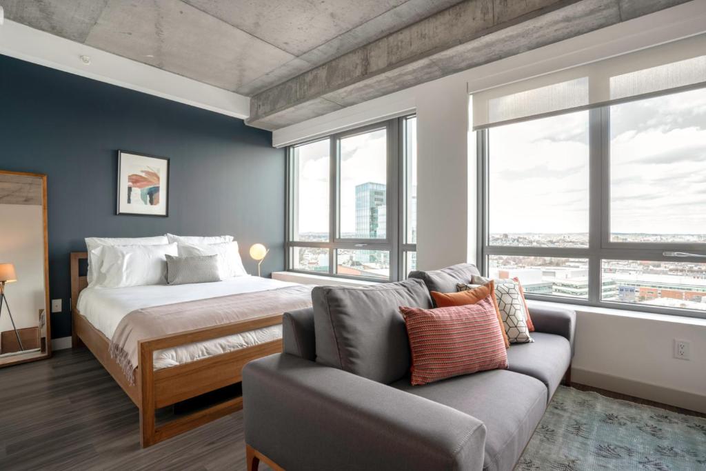 Postel nebo postele na pokoji v ubytování Kendall Sq Studio w Gym WD by MIT MGH River BOS-67