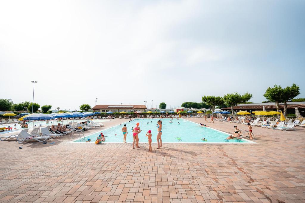 Bazén v ubytování Glamping Lake Garda nebo v jeho okolí