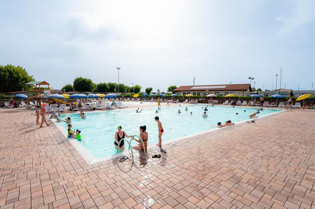 Bazén v ubytování Glamping Lake Garda nebo v jeho okolí