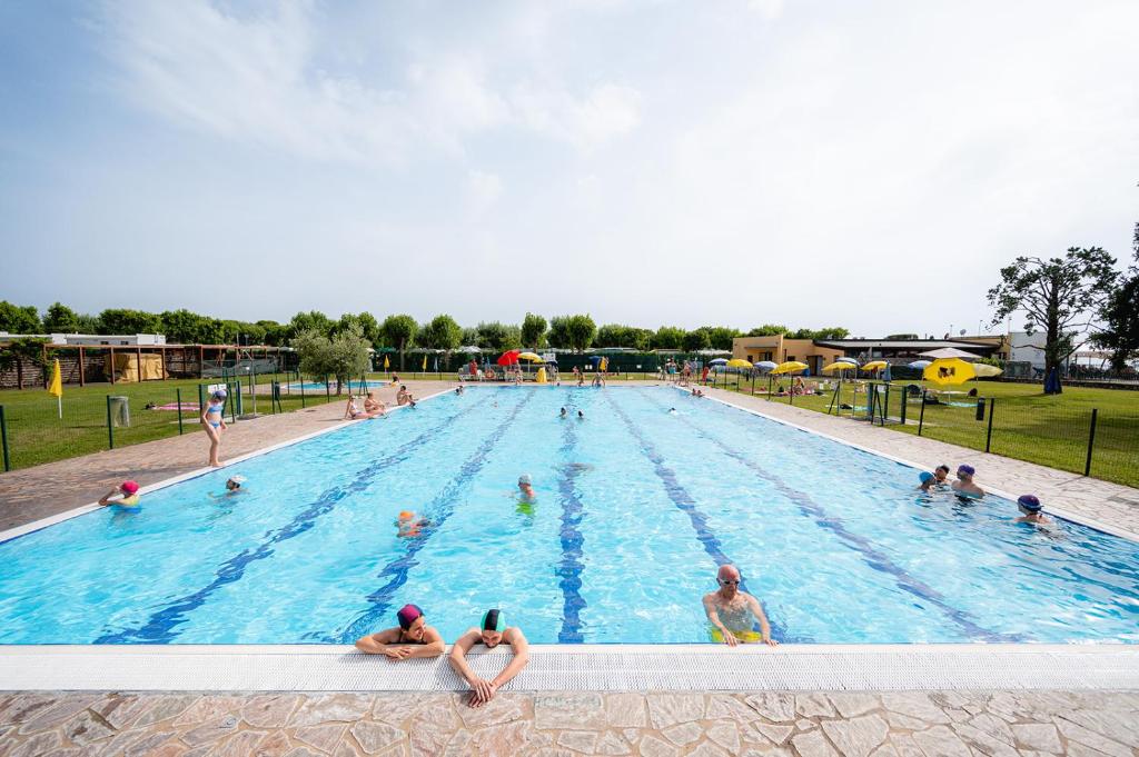 Bazén v ubytování Glamping Lake Garda nebo v jeho okolí