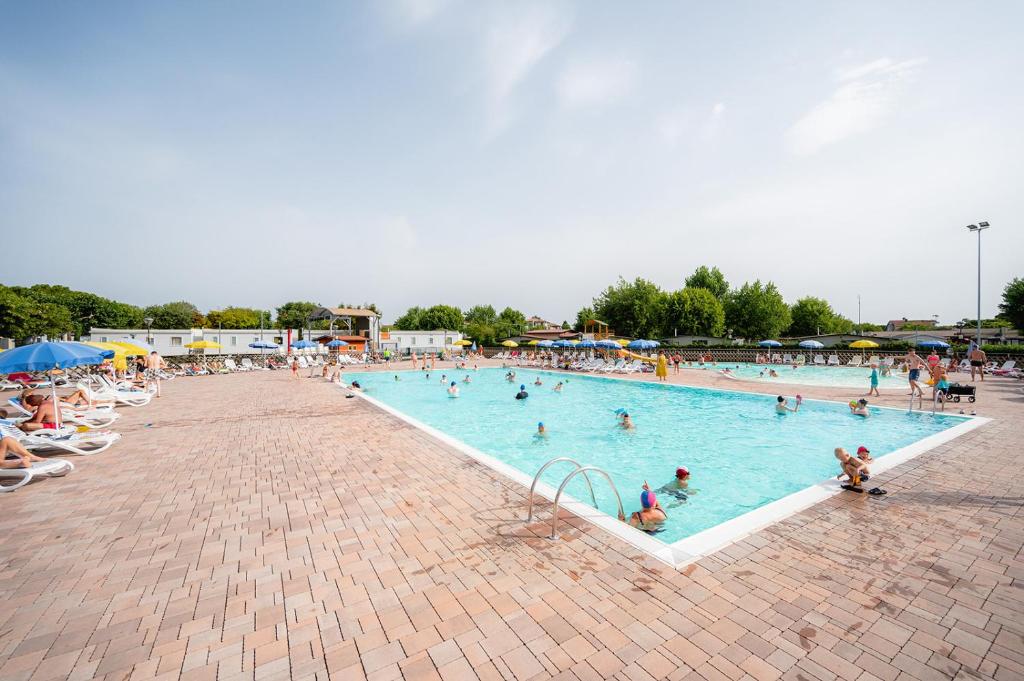 Bazén v ubytování Glamping Lake Garda nebo v jeho okolí