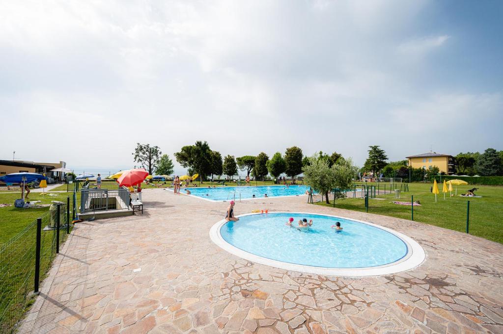 Bazén v ubytování Glamping Lake Garda nebo v jeho okolí