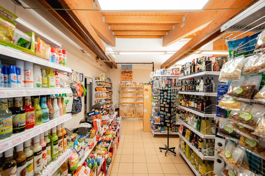 Supermarket nebo jiné obchody v  kempu nebo okolí