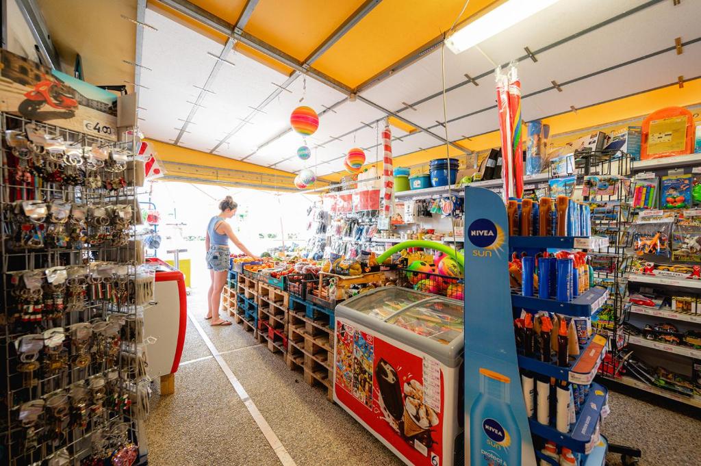 Supermarket nebo jiné obchody v  kempu nebo okolí
