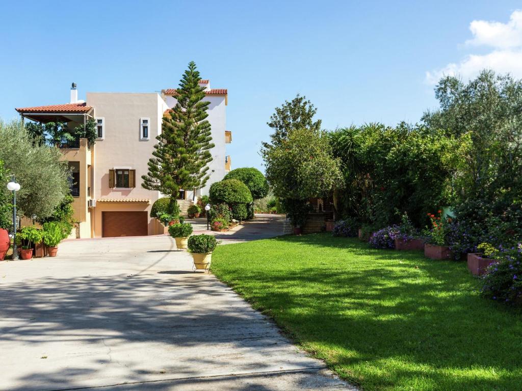 una entrada que conduce a una casa con un patio verde en Spacious Apartment in Prines near Sea en Prinés