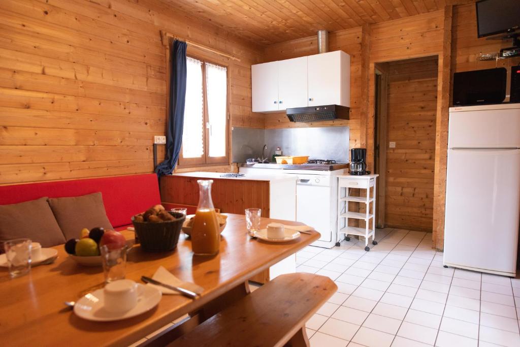 Kuchyň nebo kuchyňský kout v ubytování Les Chalets de Thegra proche de Rocamadour et Padirac