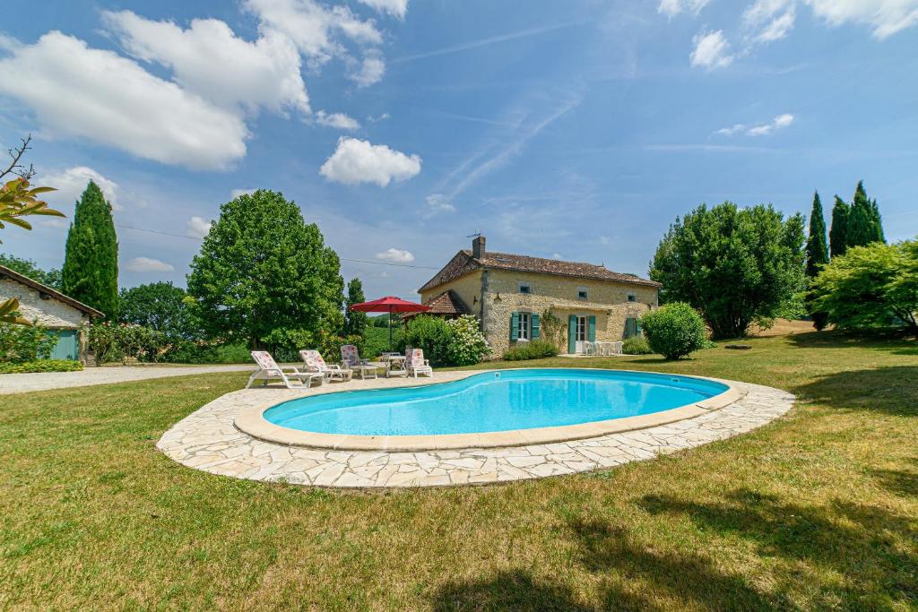 una piscina en el patio de una casa en La Maison de Beaugas - Avec piscine dans le pays des bastides, en Beaugas