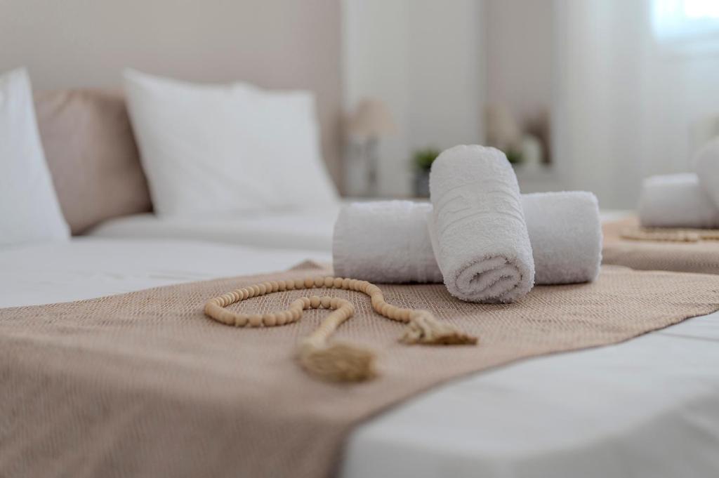 um grupo de toalhas enroladas numa cama em Stamatia Suites em Asprovalta