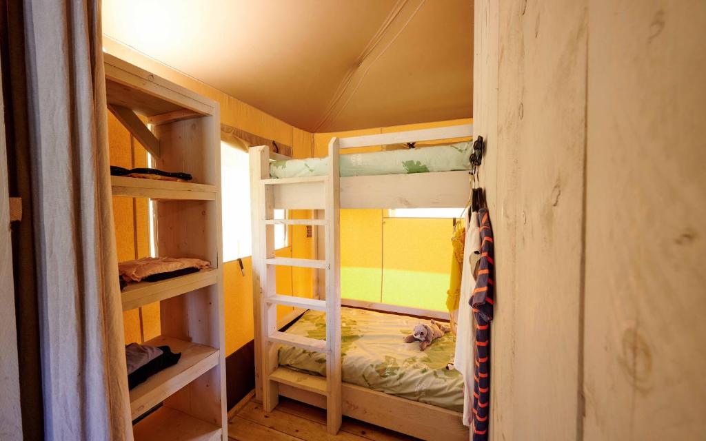 Postel nebo postele na pokoji v ubytování Glamping Kamperland