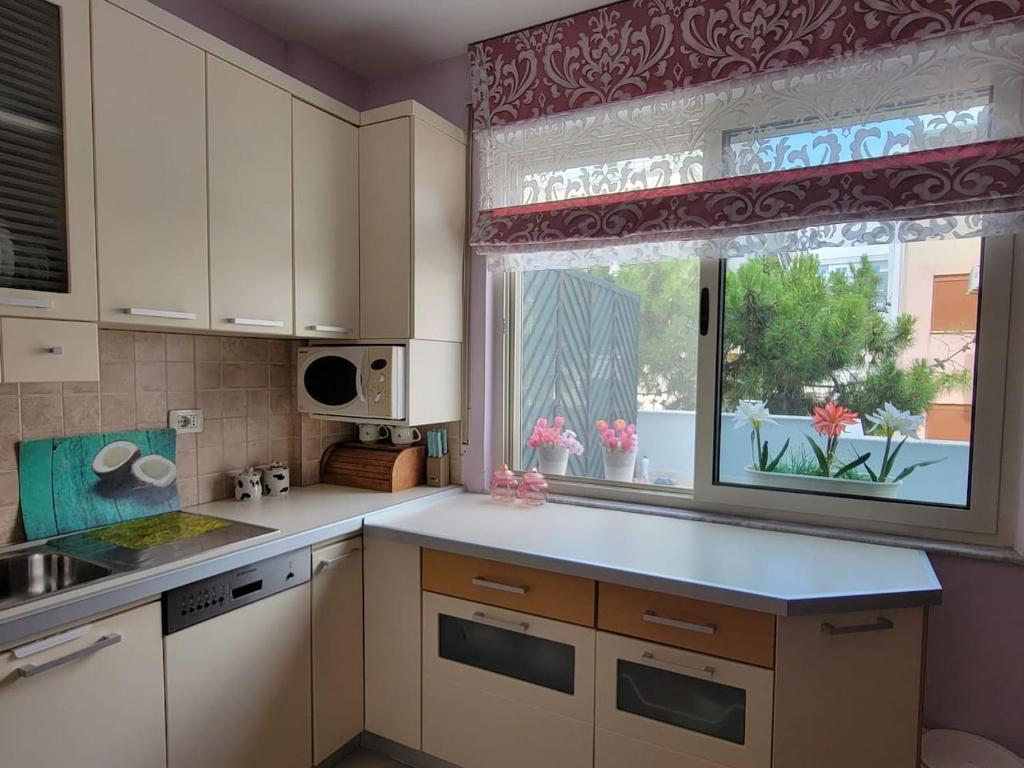 Kuchyň nebo kuchyňský kout v ubytování Beko - Apartment with sea view in Durres