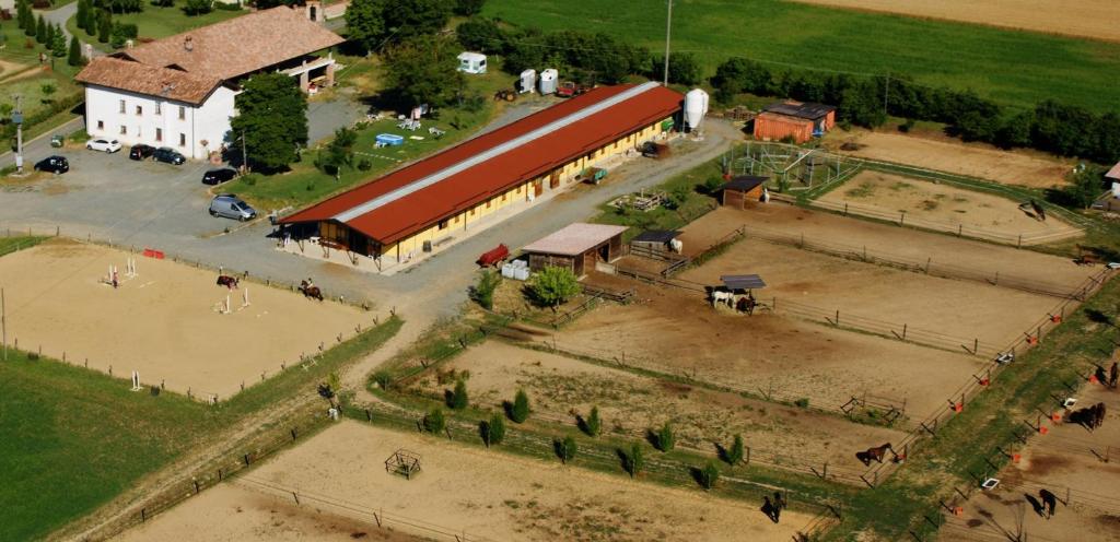 una vista aérea de un gran edificio con un granero en Cascina Lunguria, en Francavilla Bisio