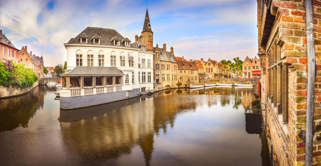 Výhled na řeku, která protéká v blízkosti hotelu