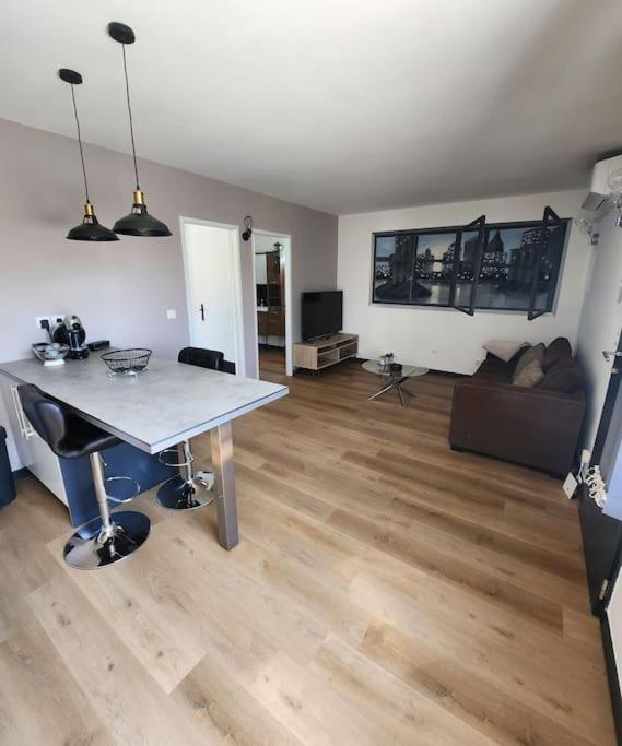 ペロルにあるappartement 40 m 2のリビングルーム(テーブル、ソファ付)