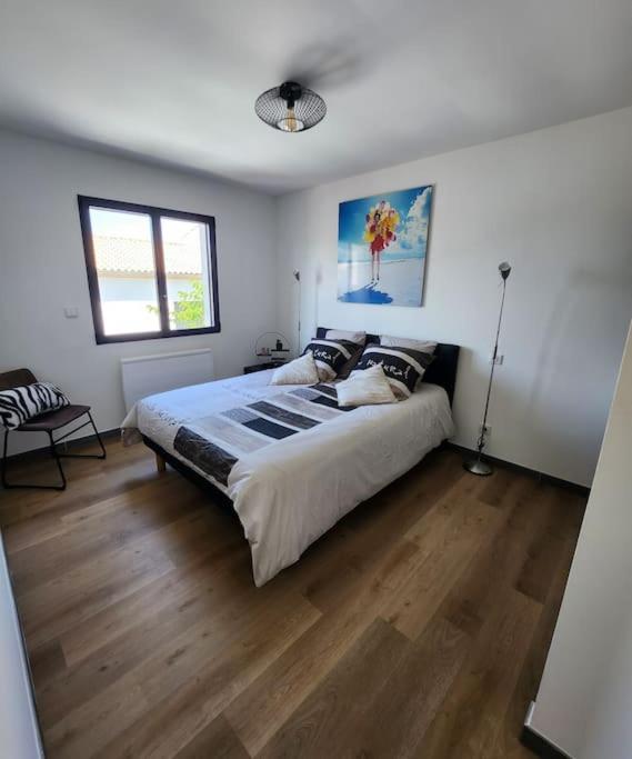 ペロルにあるappartement 40 m 2のベッドルーム1室(大型ベッド1台付)