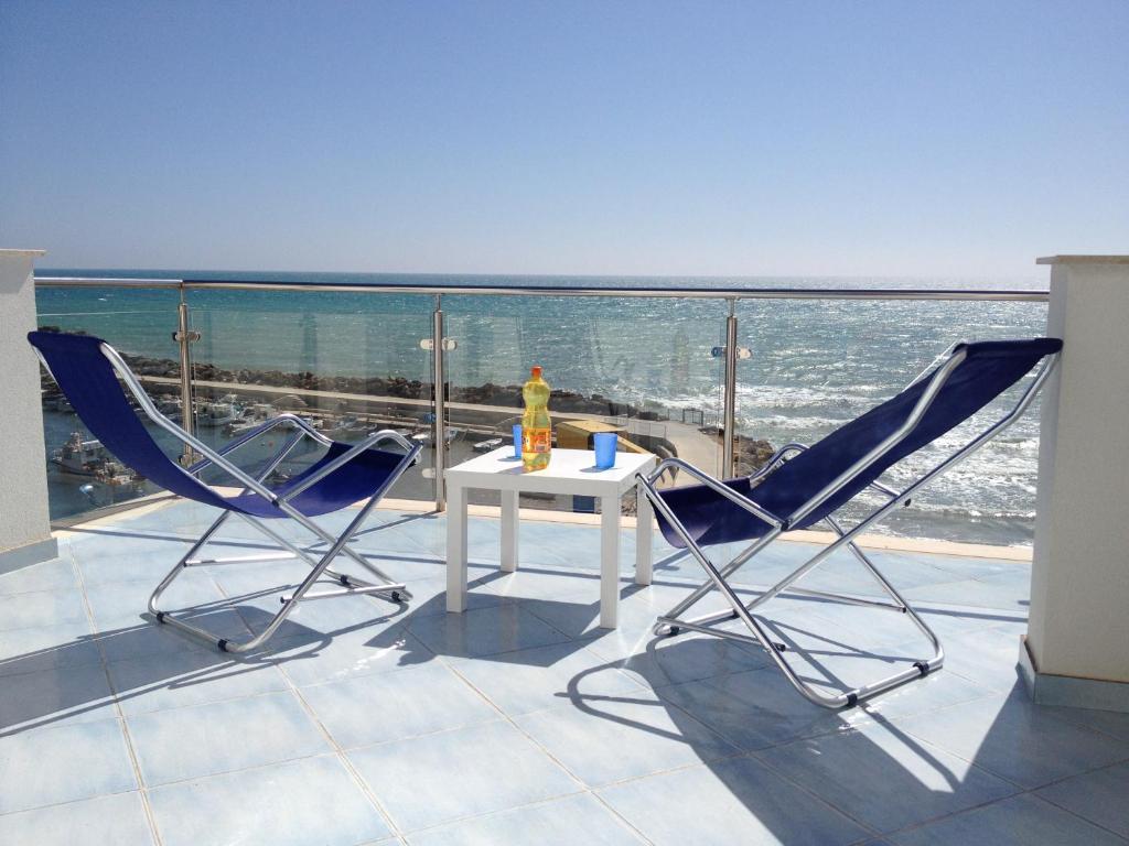 2 sedie e un tavolo sul balcone con vista sull'oceano di Appartamento Selinunte a Marinella di Selinunte