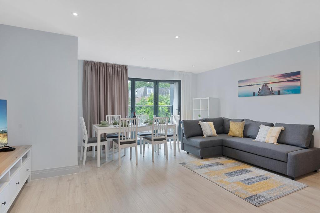 a living room with a couch and a table at Spacious, 3 bedroom, 2 bathroom, Surbiton in Surbiton
