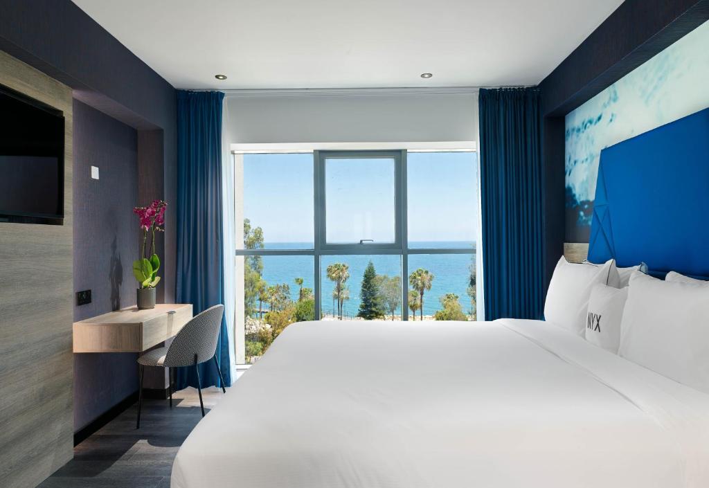 Postel nebo postele na pokoji v ubytování NYX Hotel Limassol