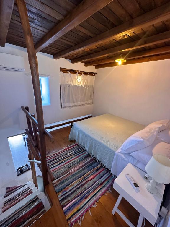 Postel nebo postele na pokoji v ubytování Rizes Mykonos - Folklore Farmstead