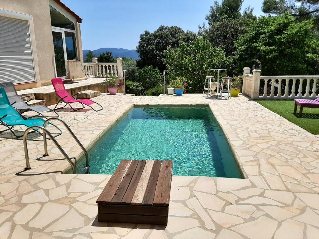 a small swimming pool with a bench in a yard at Villa de 2 chambres avec piscine privee jardin clos et wifi a Merindol in Mérindol
