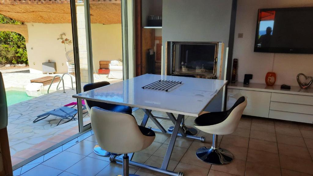 a white table with a laptop on it in a kitchen at Villa de 2 chambres avec piscine privee jardin clos et wifi a Merindol in Mérindol