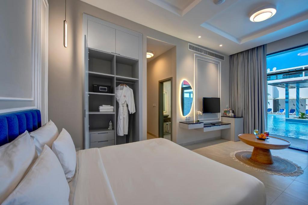 
Chalet King Bed - Direct pool access 
