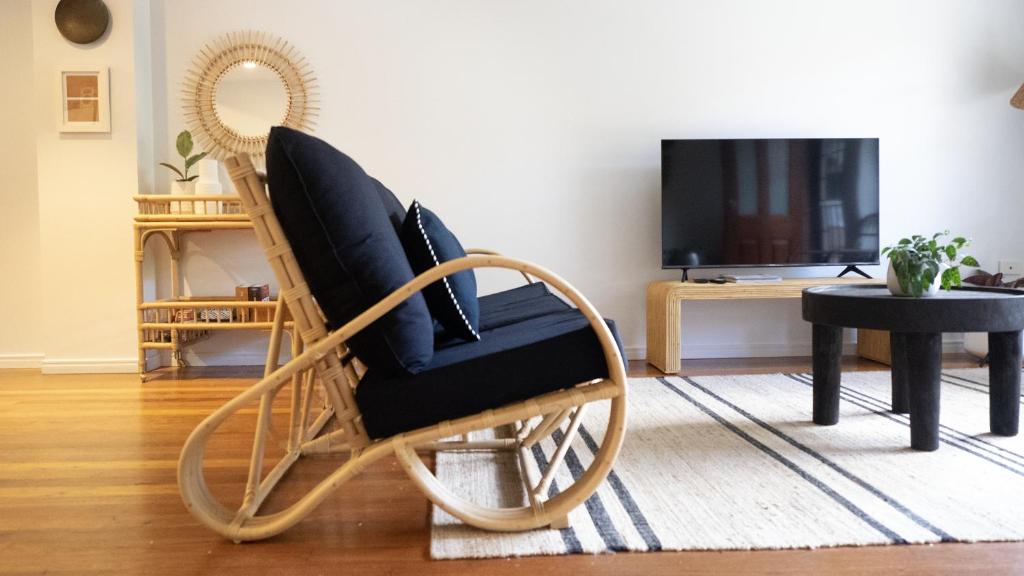 TV a/nebo společenská místnost v ubytování Combi's Cove Beachside Oasis