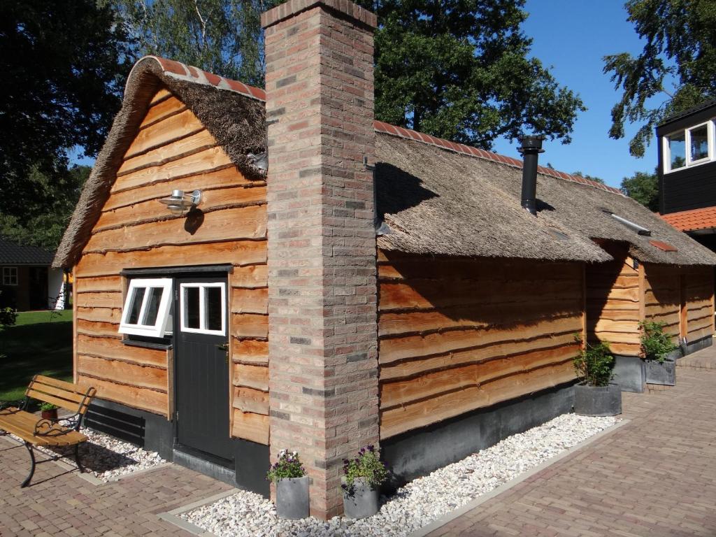 Cette cabane en rondins est dotée d'un toit de chaume. dans l'établissement B&B Gastvrij Lenthe, à Dalfsen