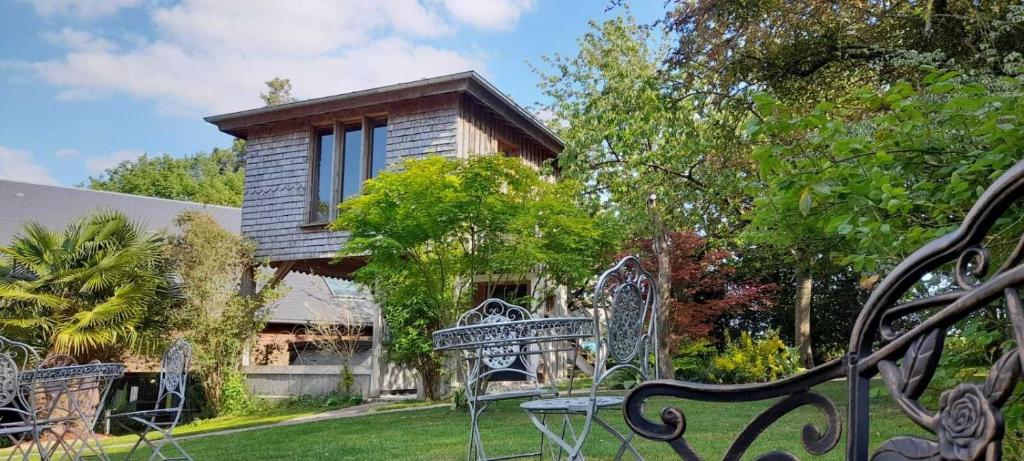 a bench sitting in front of a house at Au Refuge Des 3 Ours - Chambres d&#39;hôtes et cabanes in Essuiles-Saint-Rimault