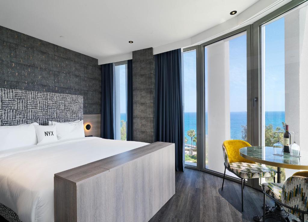 Postel nebo postele na pokoji v ubytování NYX Hotel Limassol