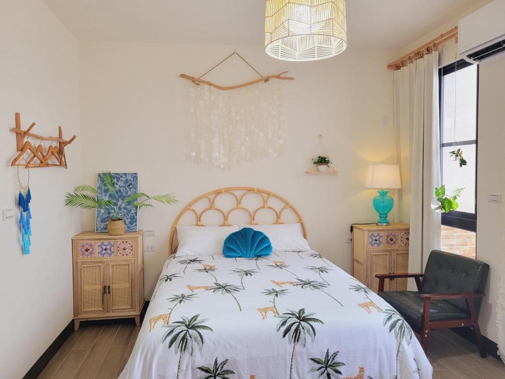 馬公市的住宿－澎湖旅行路上民宿/私廚，一间卧室配有一张床和一把椅子