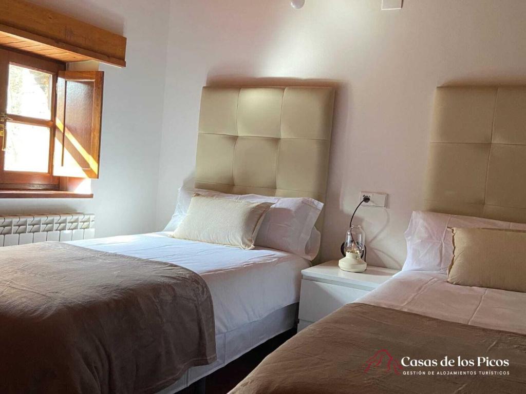 מיטה או מיטות בחדר ב-Vivienda vacacional El Cau - Casas de Los Picos