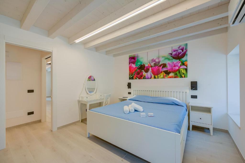 Postel nebo postele na pokoji v ubytování Tulipano Apt - Palazzo Palermo 1817 - Happy Rentals