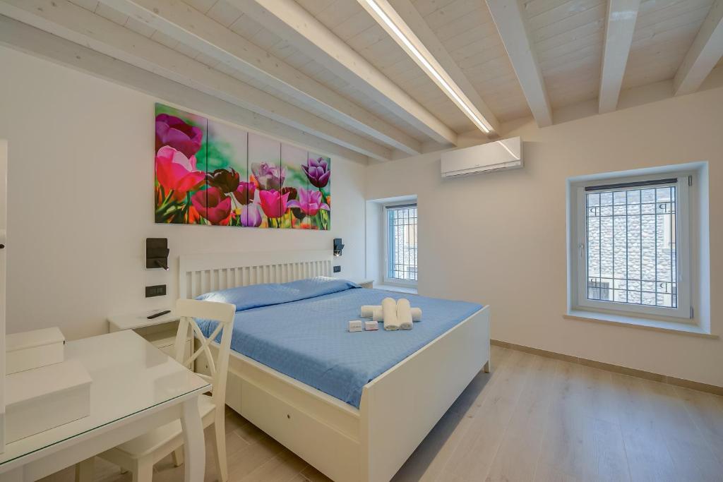 Postel nebo postele na pokoji v ubytování Tulipano Apt - Palazzo Palermo 1817 - Happy Rentals