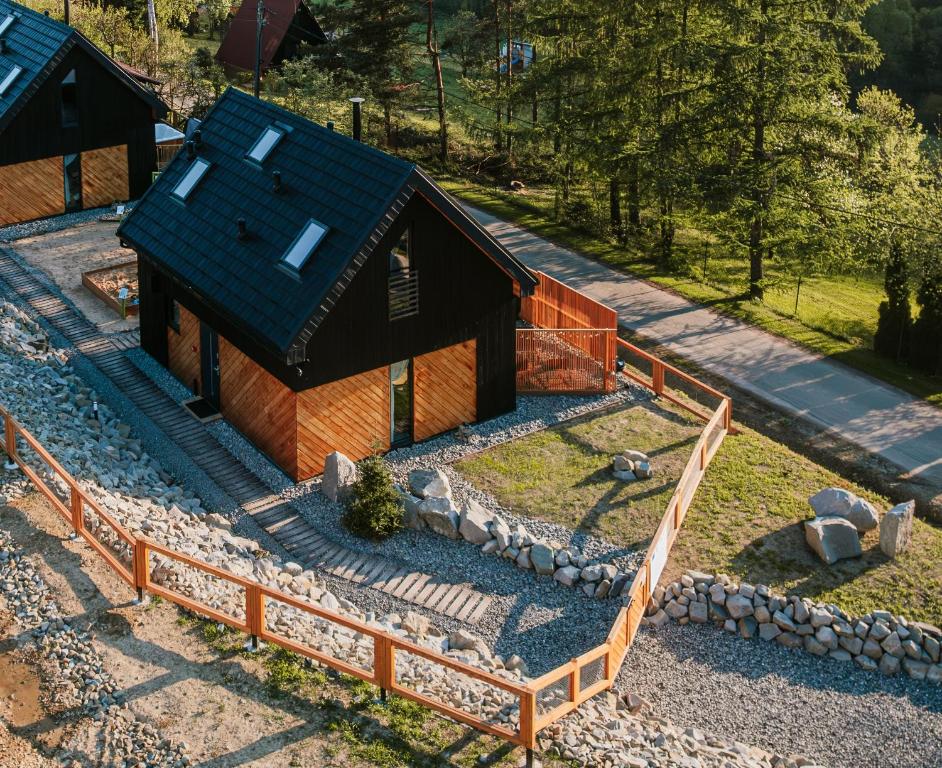 Pohľad z vtáčej perspektívy na ubytovanie Projekt ŚWIT - domki z prywatną jacuzzi i sauną