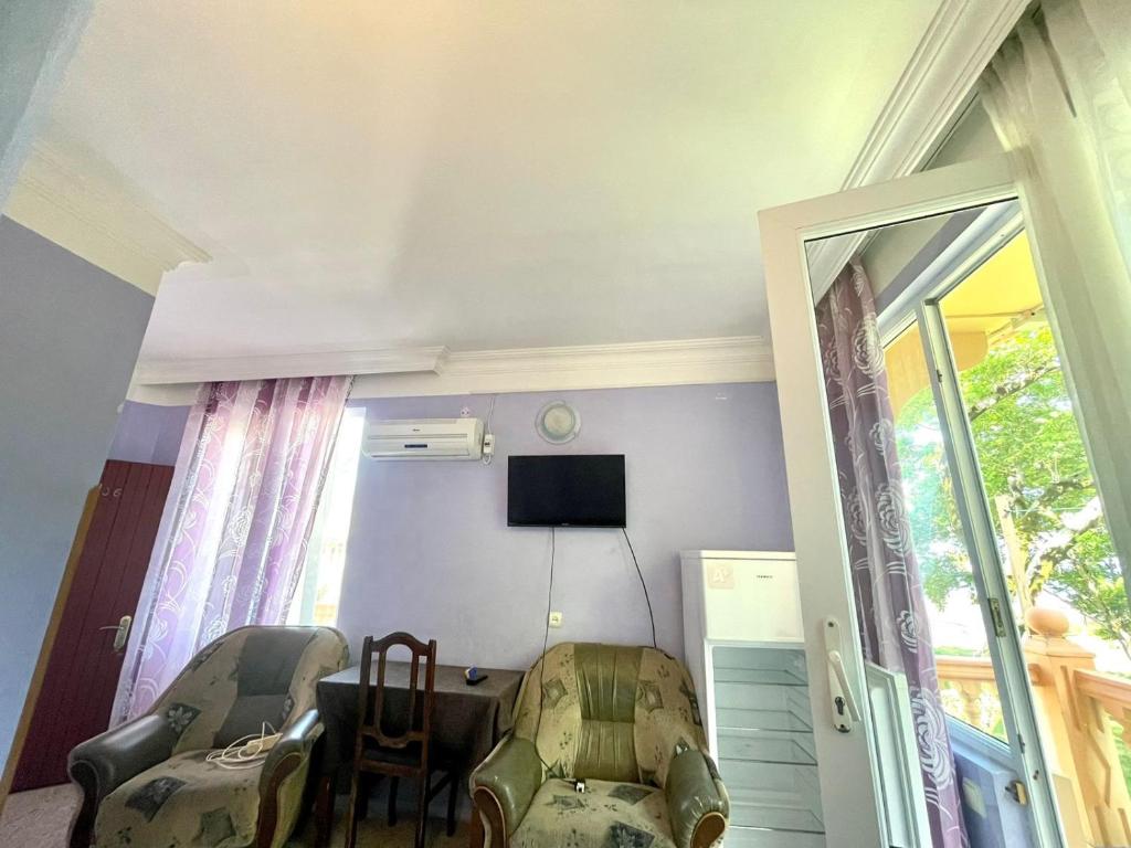 TV a/nebo společenská místnost v ubytování HOTEL - SHORENA