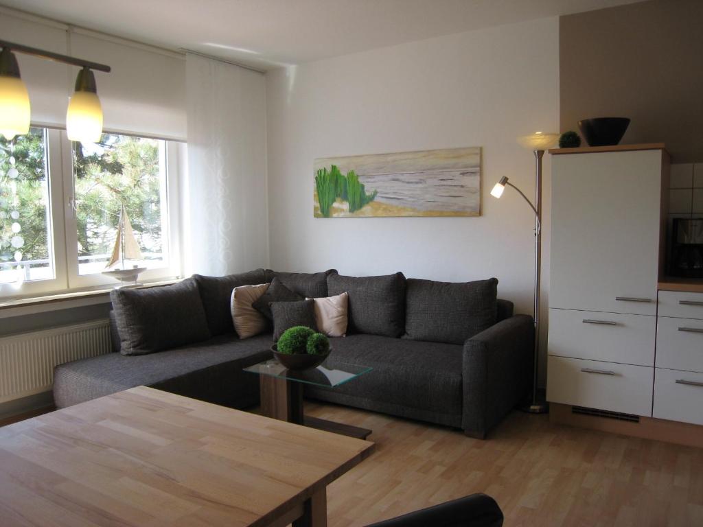 een woonkamer met een bank en een tafel bij 2 min zum Strand in Borkum