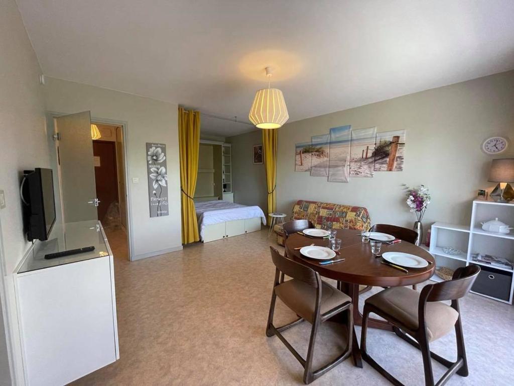 un salon avec une table et une chambre avec un lit dans l'établissement Studio Cabine avec Balcon et Parking Près de la Plage - St-Jean-de-Monts - FR-1-224C-284, à Saint-Jean-de-Monts