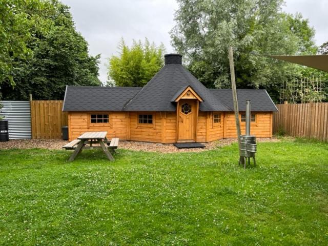 a log cabin with a picnic table in a yard at Finse Kota Nummer49 in Driewegen
