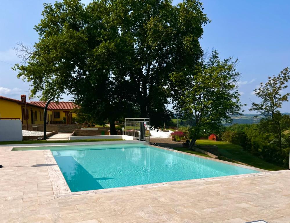 una piscina frente a una casa con un árbol en Colle Del Sole, en Lastra a Signa